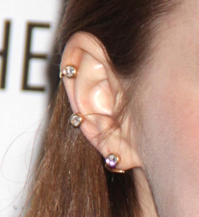 Emma Stone's Ana Khouri ear cuff with three solitaire diamond stones