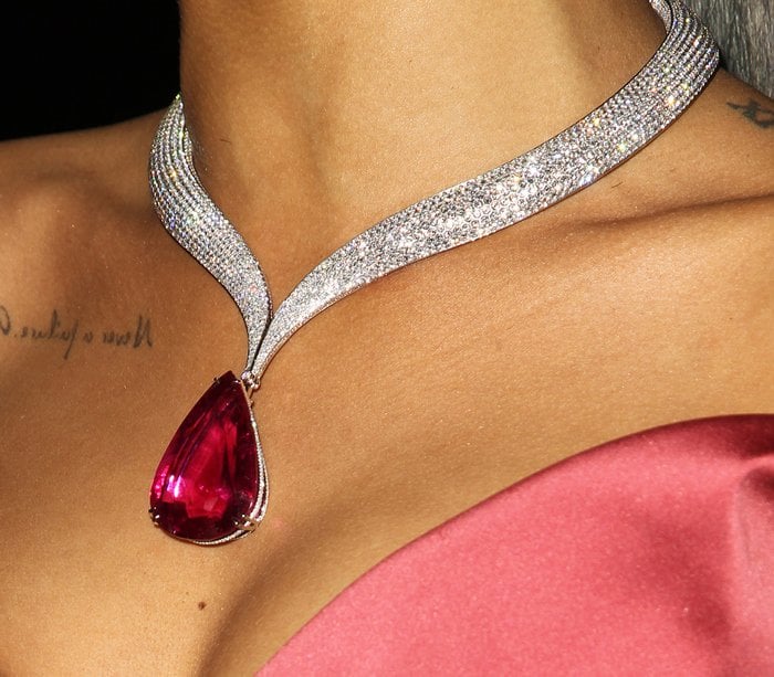 What made this look even more outstanding was the jaw-dropping Chopard tourmaline-and-diamond necklace