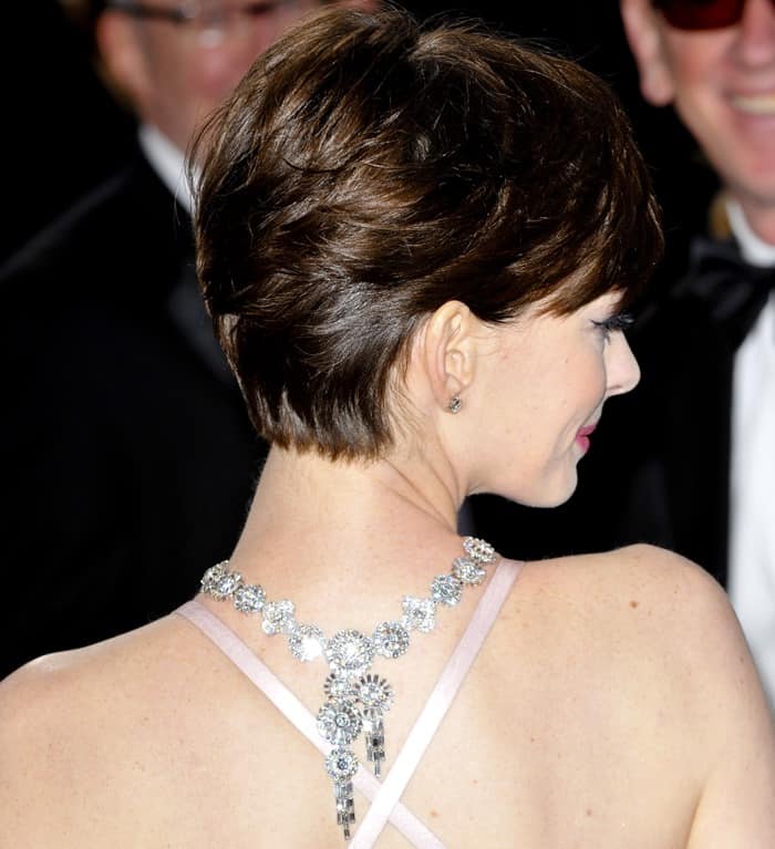 Anne Hathaway styled her dress with a floral necklace from Tiffany & Co.