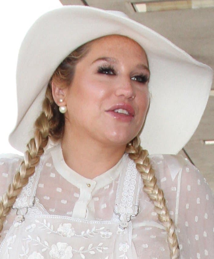 Kesha shows off her double-sided pearl earrings