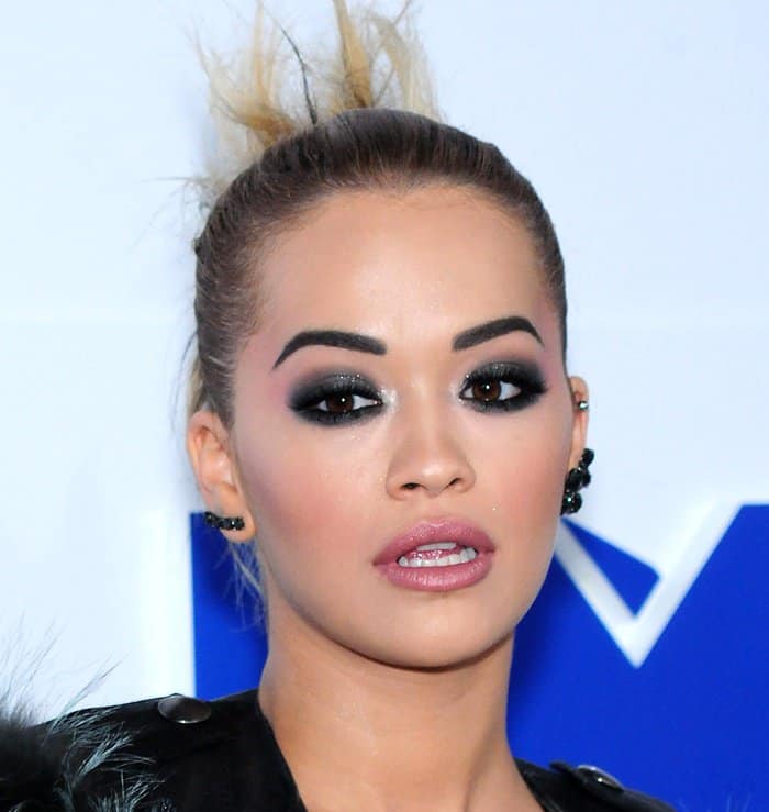 Rita Ora shows how to look chic with mismatched earrings